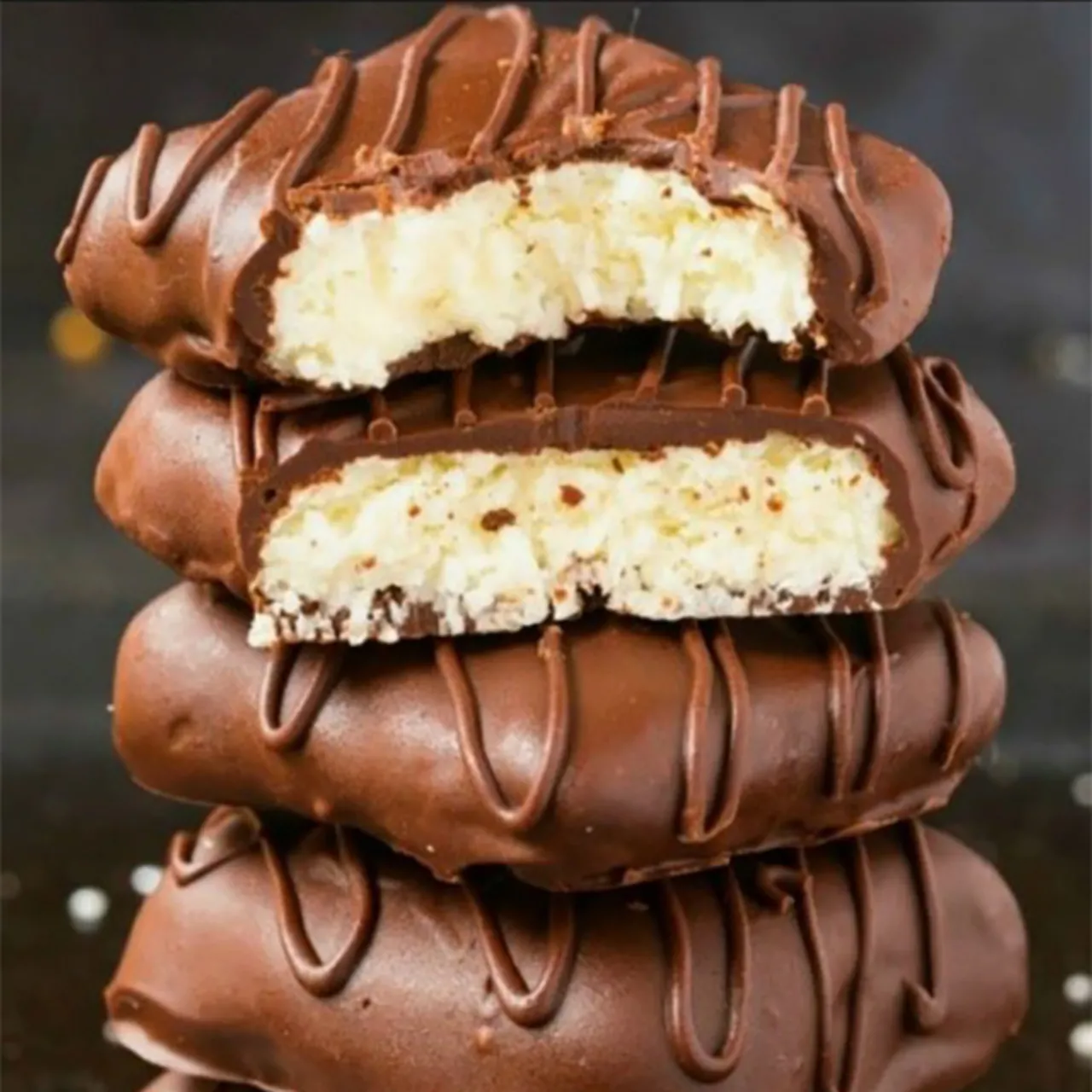 Chuncky Coconut Cookies Dip Chocolate CT - Puratos
